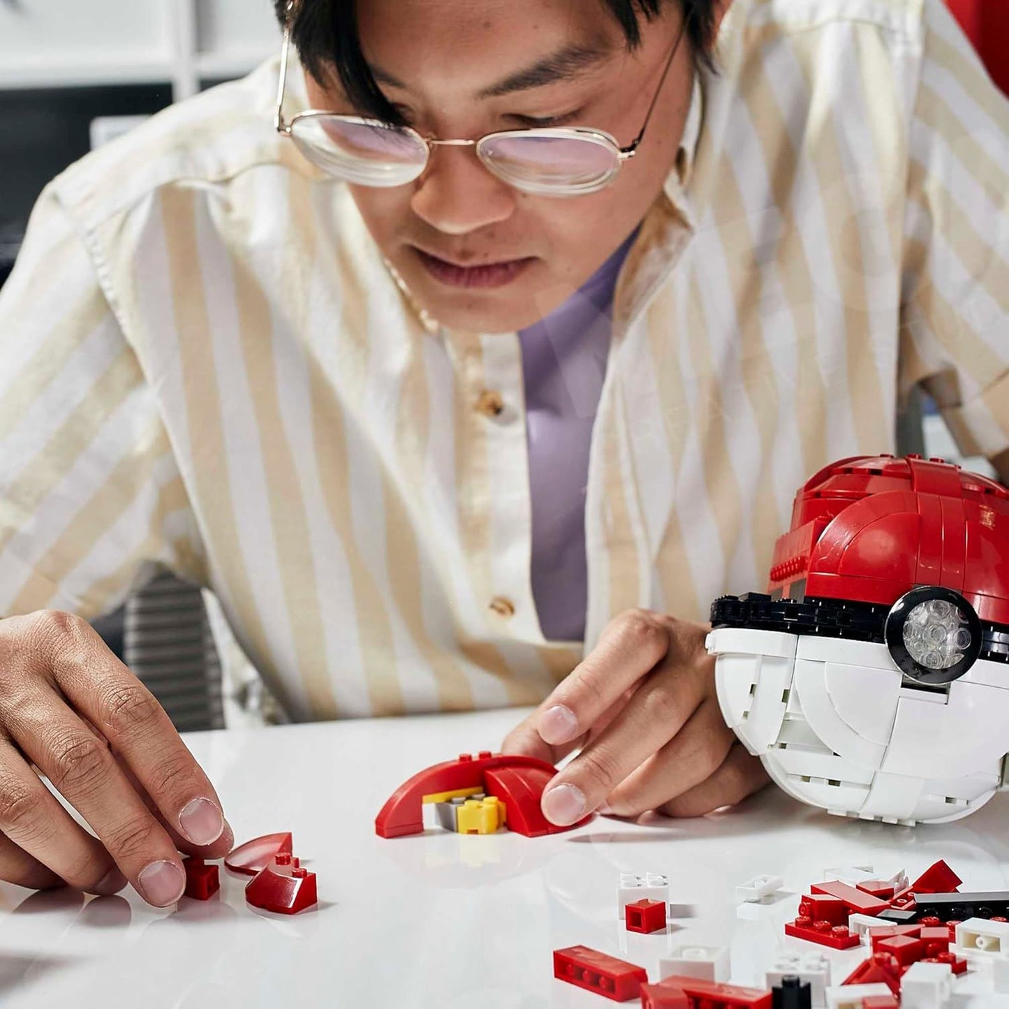 Jumbo Poké Ball HBF53 – MEGA Pokémon Building Toy Kit | Large Buildable Poké Ball with Display Base (Official MEGA Construx Set)